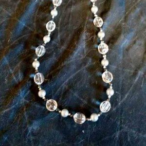 BEADED AND FAUX LIGHT GRAY PEARL NECKLACE W/ CLEAR GROOVED CRYSTAL OVAL SHAPED